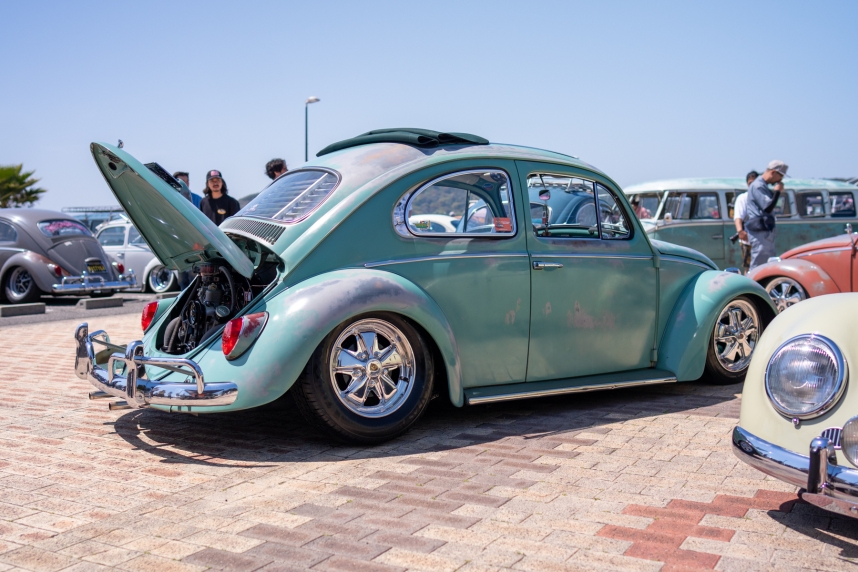 輝くホイールを履いたビートル